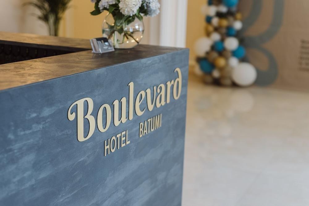 Boulevard Hotel Batoemi Buitenkant foto